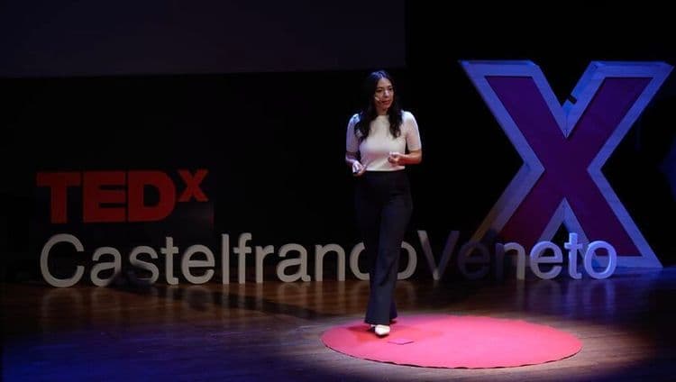 Irene Proto sur la scène TEDx