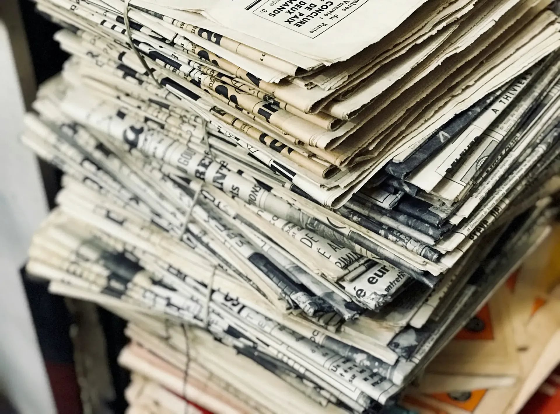 Photographie des journaux empilés par Fabien Barral