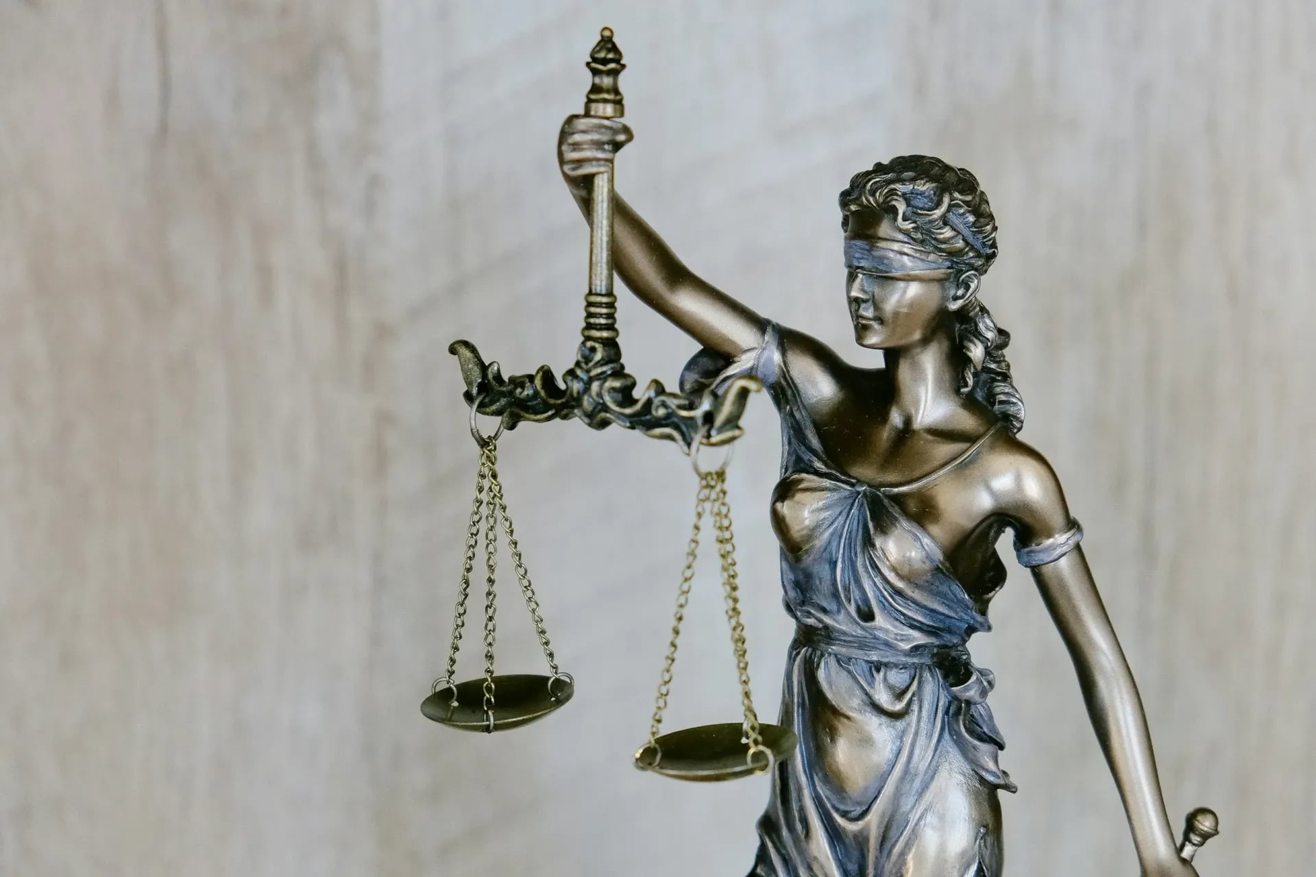 Photographie d'un statuette représentant la justice par Tingery Injury