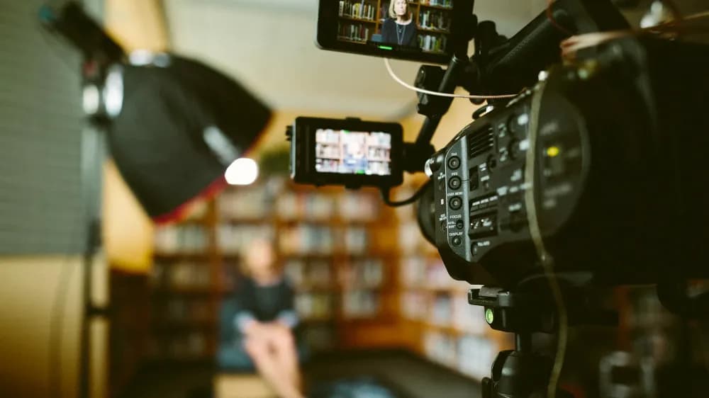 Photographique d'un dispositif interview avec une caméra par Sam McGhee
