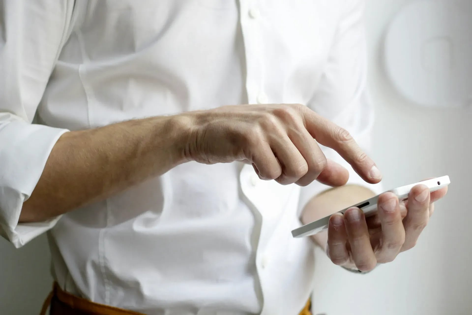Photographie d'un homme sur son téléphone par Norwood themes